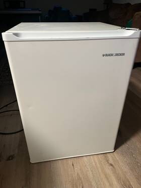 26.125 Black Decker Bcfa27 And Mini-fridge 18.75 Inch X 17.875