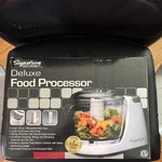 Deluxe Food Processor 8 Cup With Chute Signature Gourmet. Fixed Price $40.00.